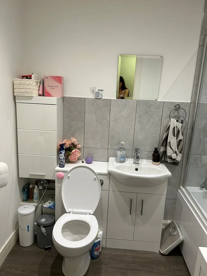 Room Sherwood Road in Greater London