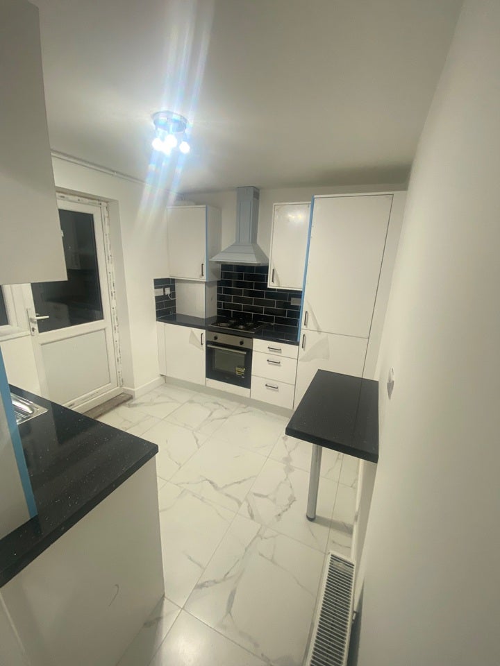 Room Cornshaw Road in Greater London