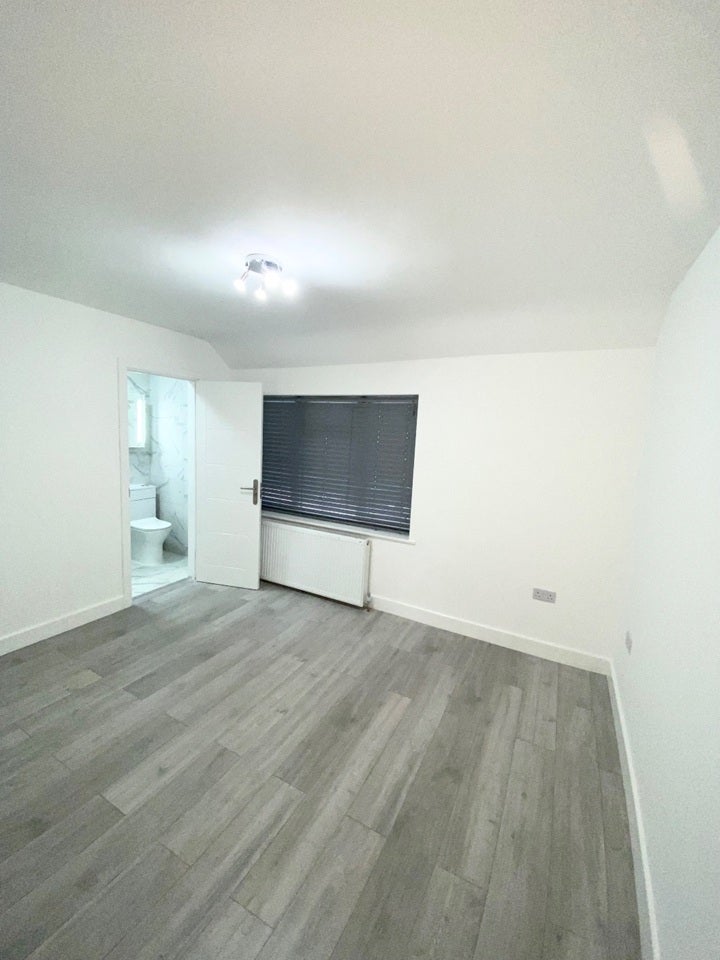 Room Cornshaw Road in Greater London