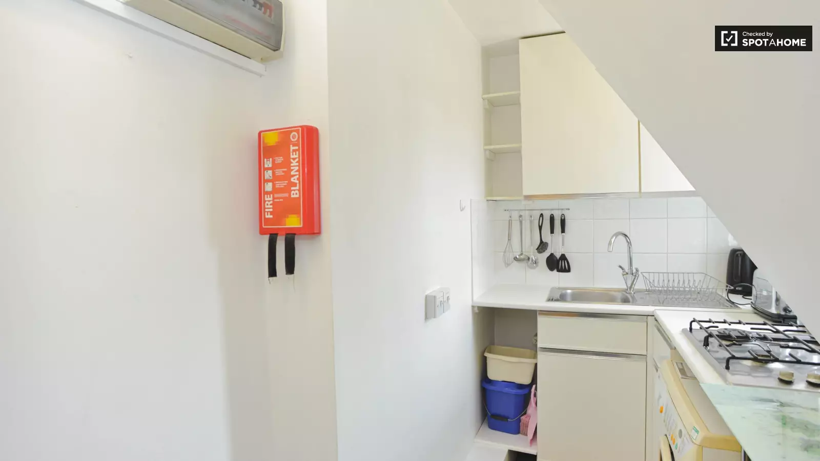 Flat Queensdale Road in Greater London
