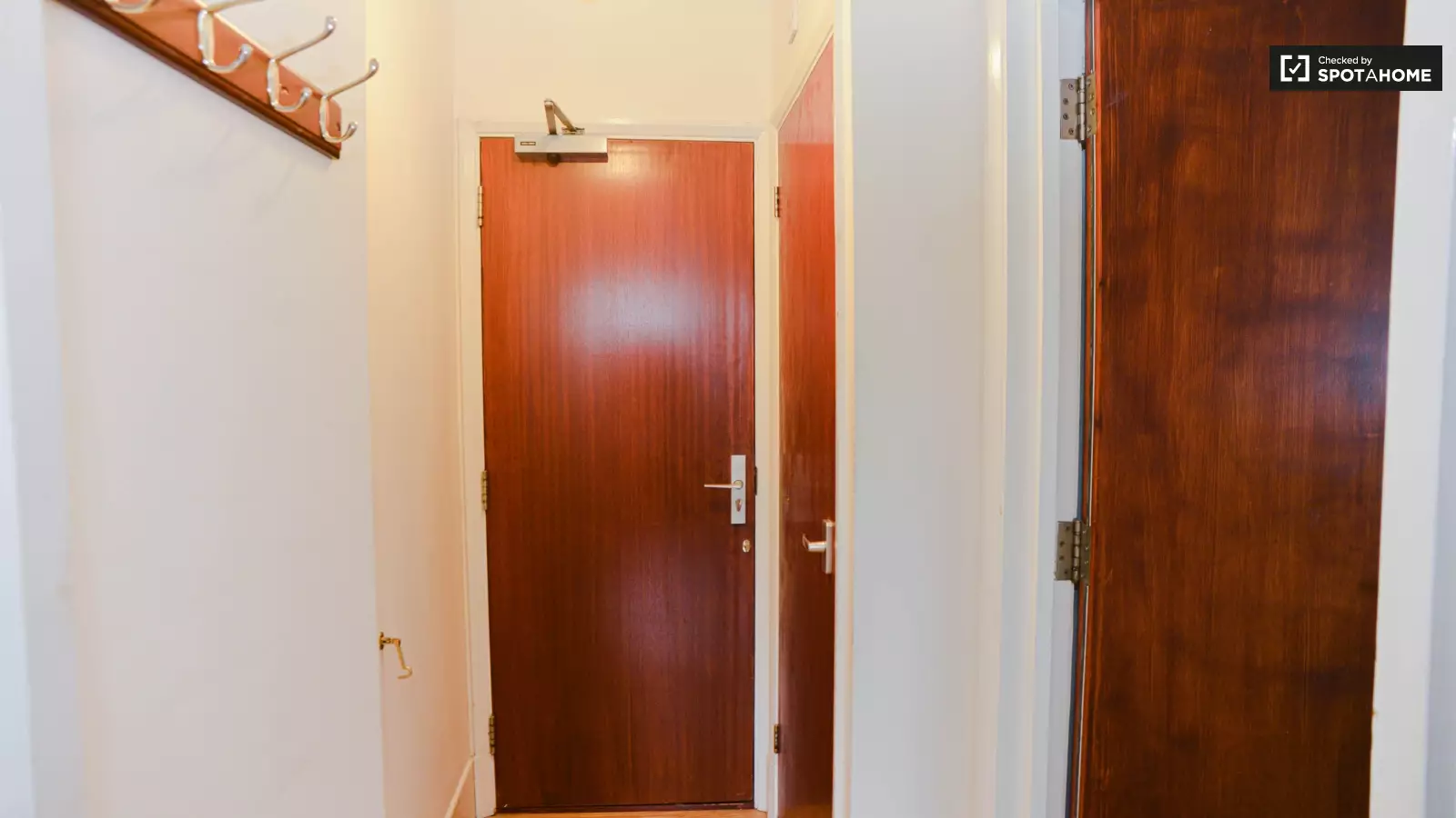 Flat Queensdale Road in Greater London