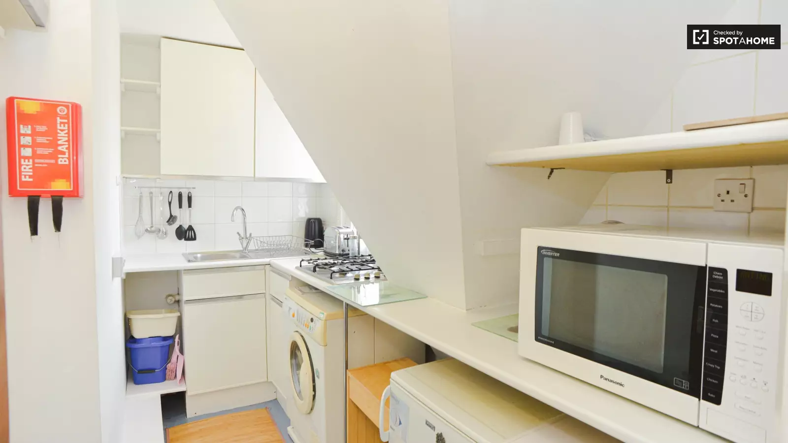 Flat Queensdale Road in Greater London