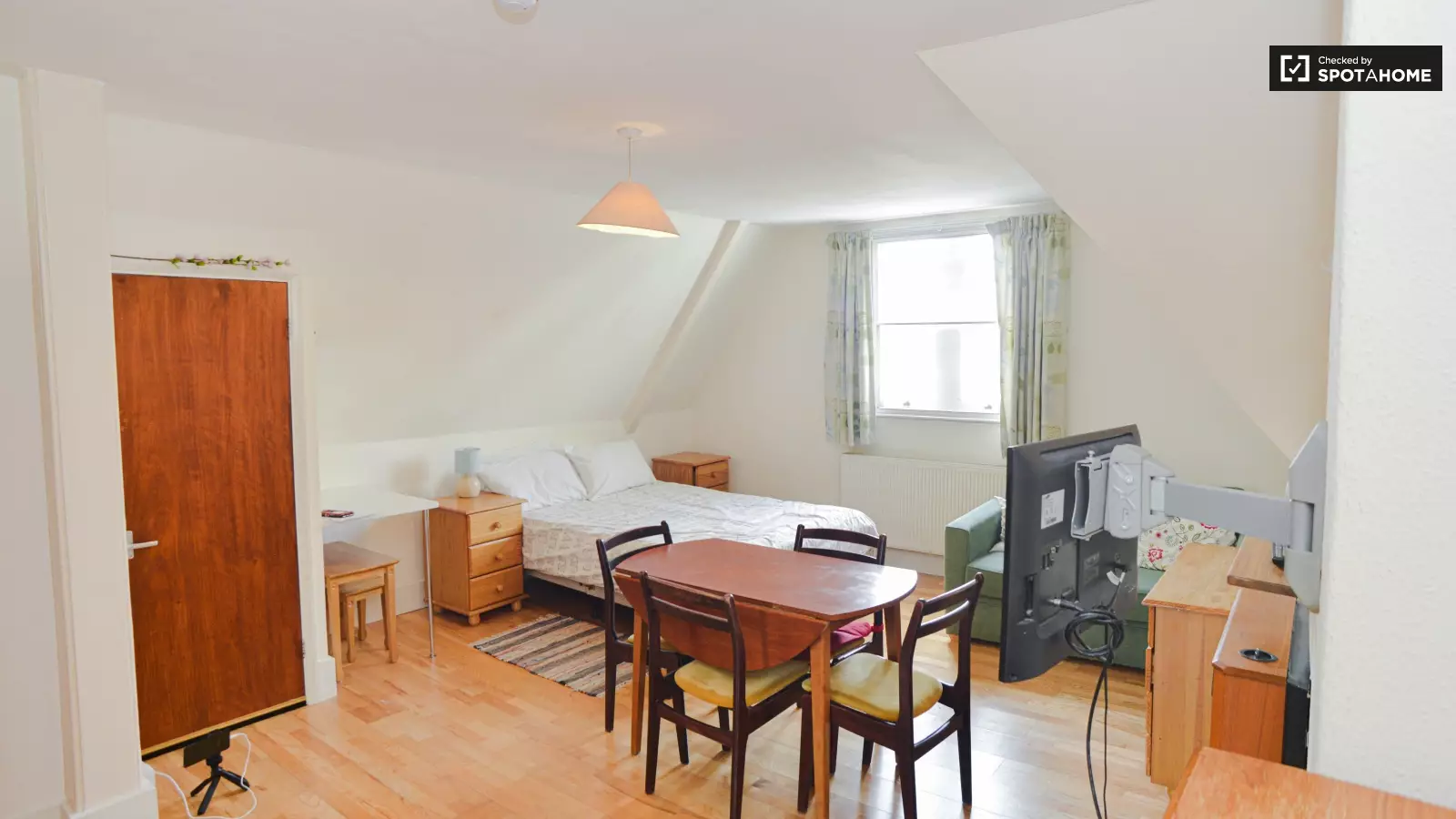 Flat Queensdale Road in Greater London