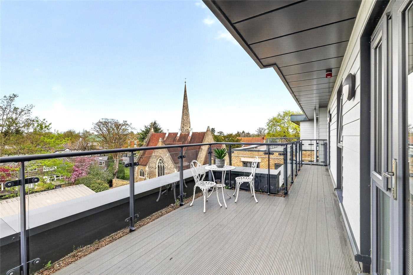 Flat Queens Road in Elmbridge
