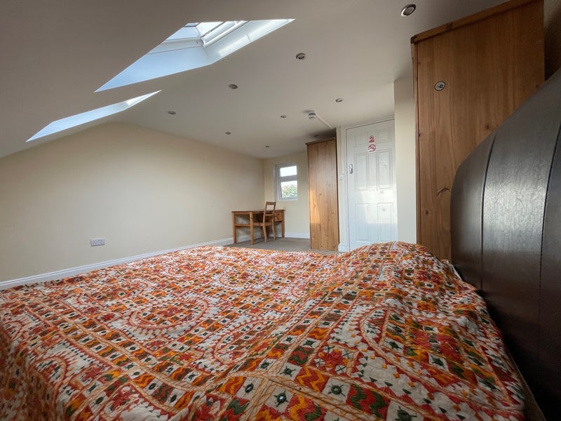 Room Bolton Road in Greater London