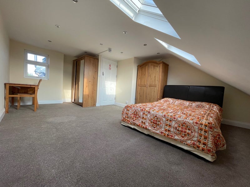Room Bolton Road in Greater London