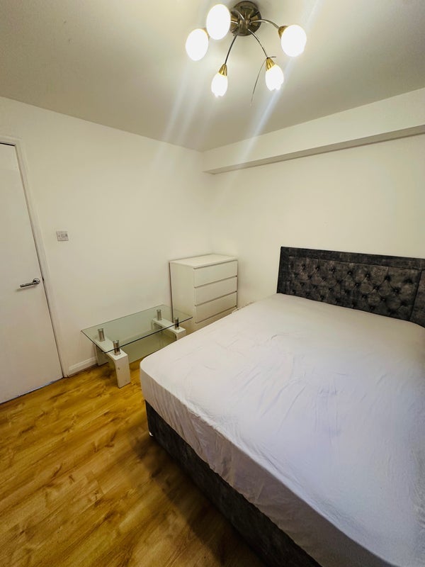 Room Barrland Street in Glasgow