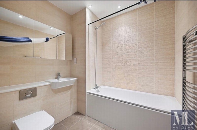 Room New Village Avenue in Greater London