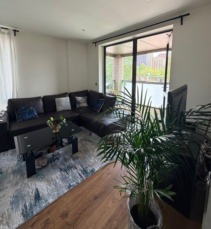 Room New Village Avenue in Greater London