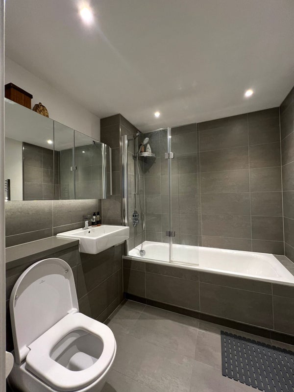 Room Simpsons Road in Greater London