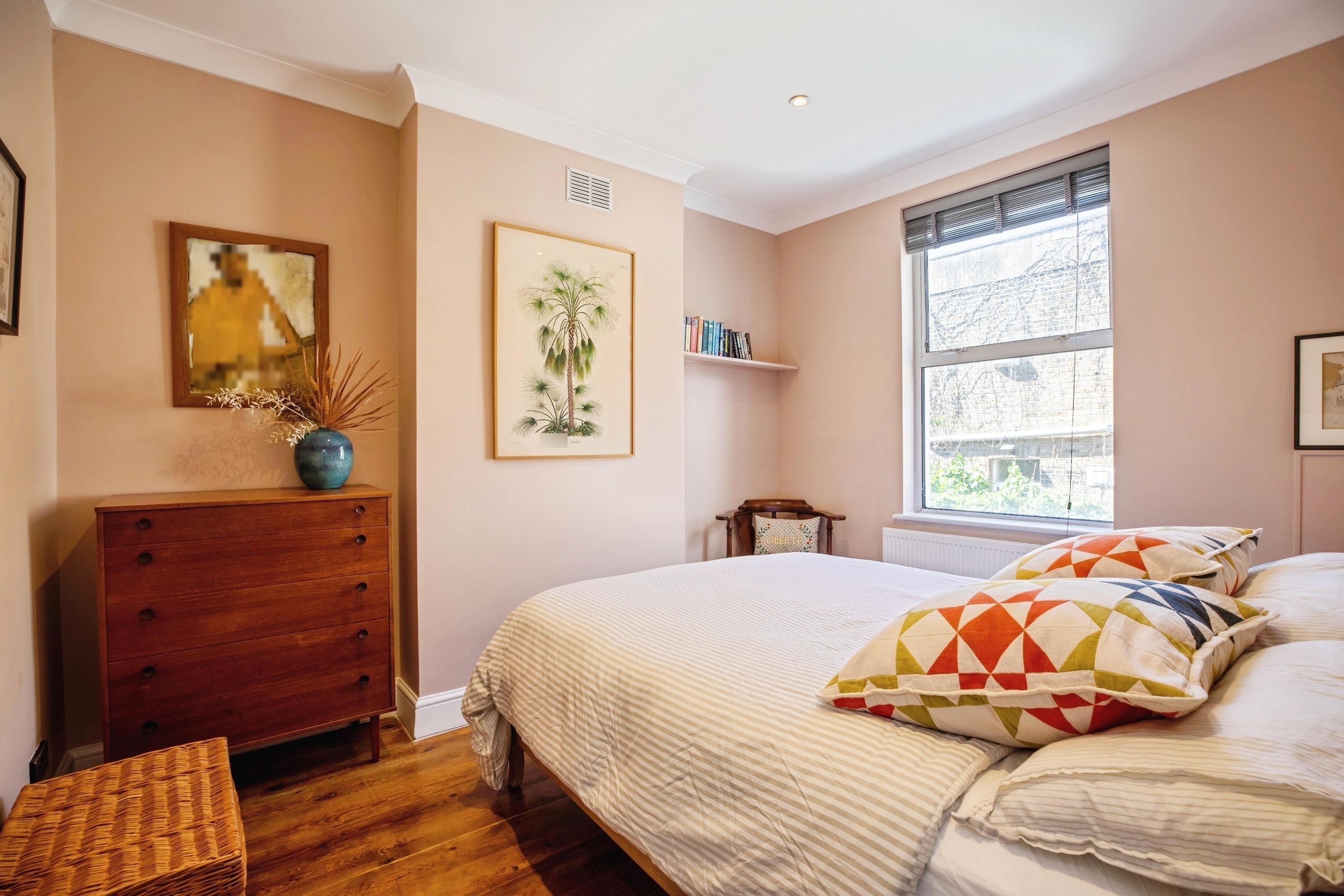 Flat Elm Park in Greater London