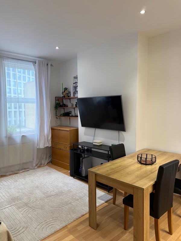 Room South Lambeth Road in Greater London