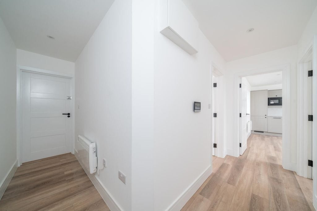 Flat Hampton Court Road in Greater London