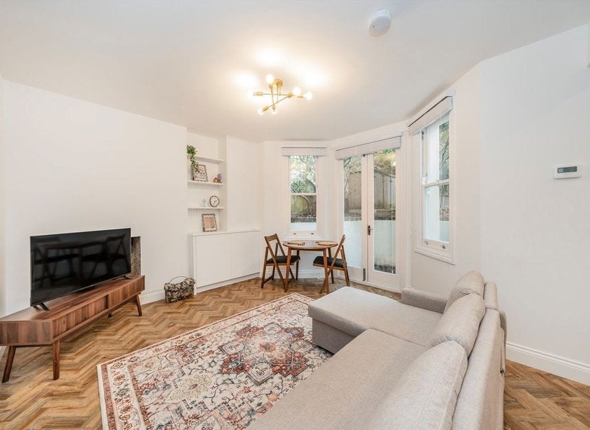 Flat Oxford Gardens in Greater London