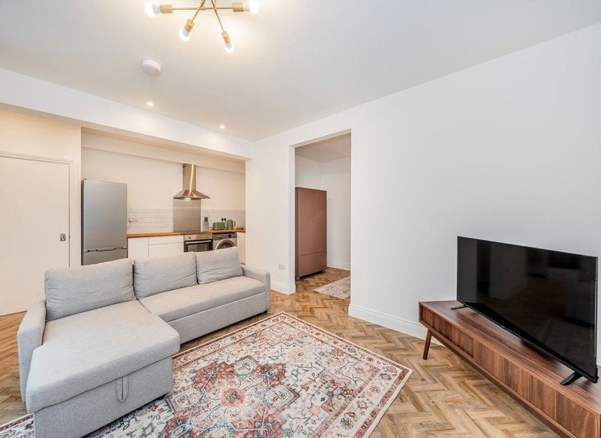 Flat Oxford Gardens in Greater London