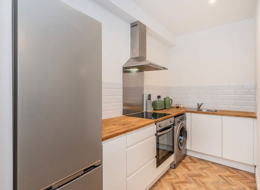Flat Oxford Gardens in Greater London