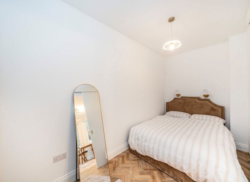 Flat Oxford Gardens in Greater London