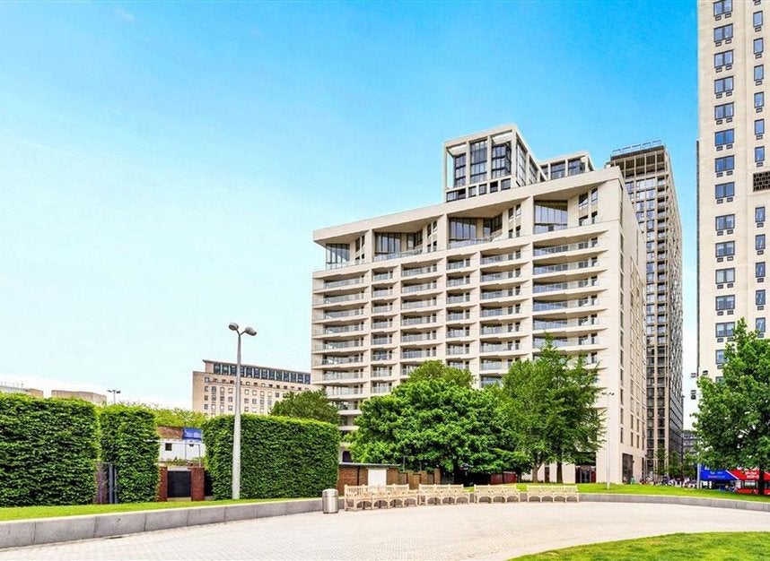 Flat Belvedere Road in Greater London
