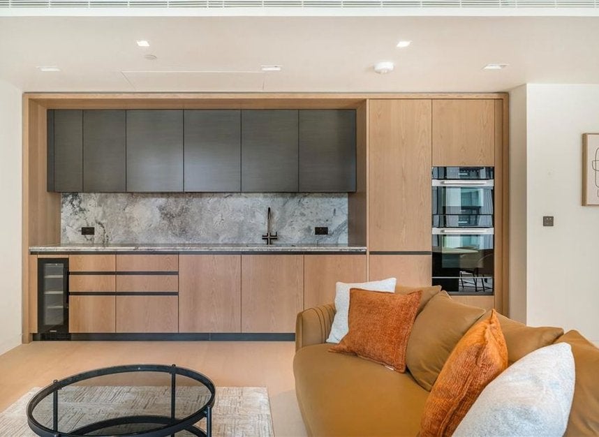 Flat Belvedere Road in Greater London