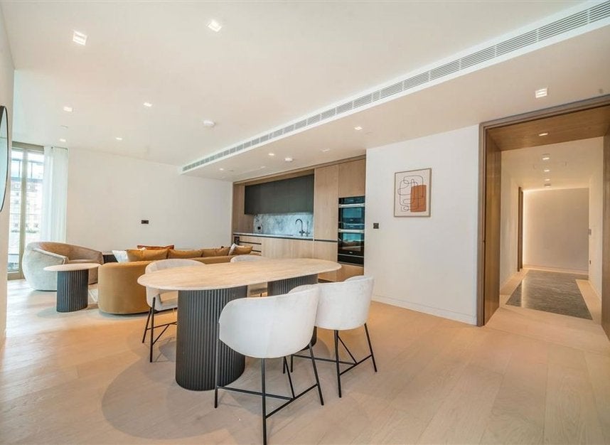 Flat Belvedere Road in Greater London