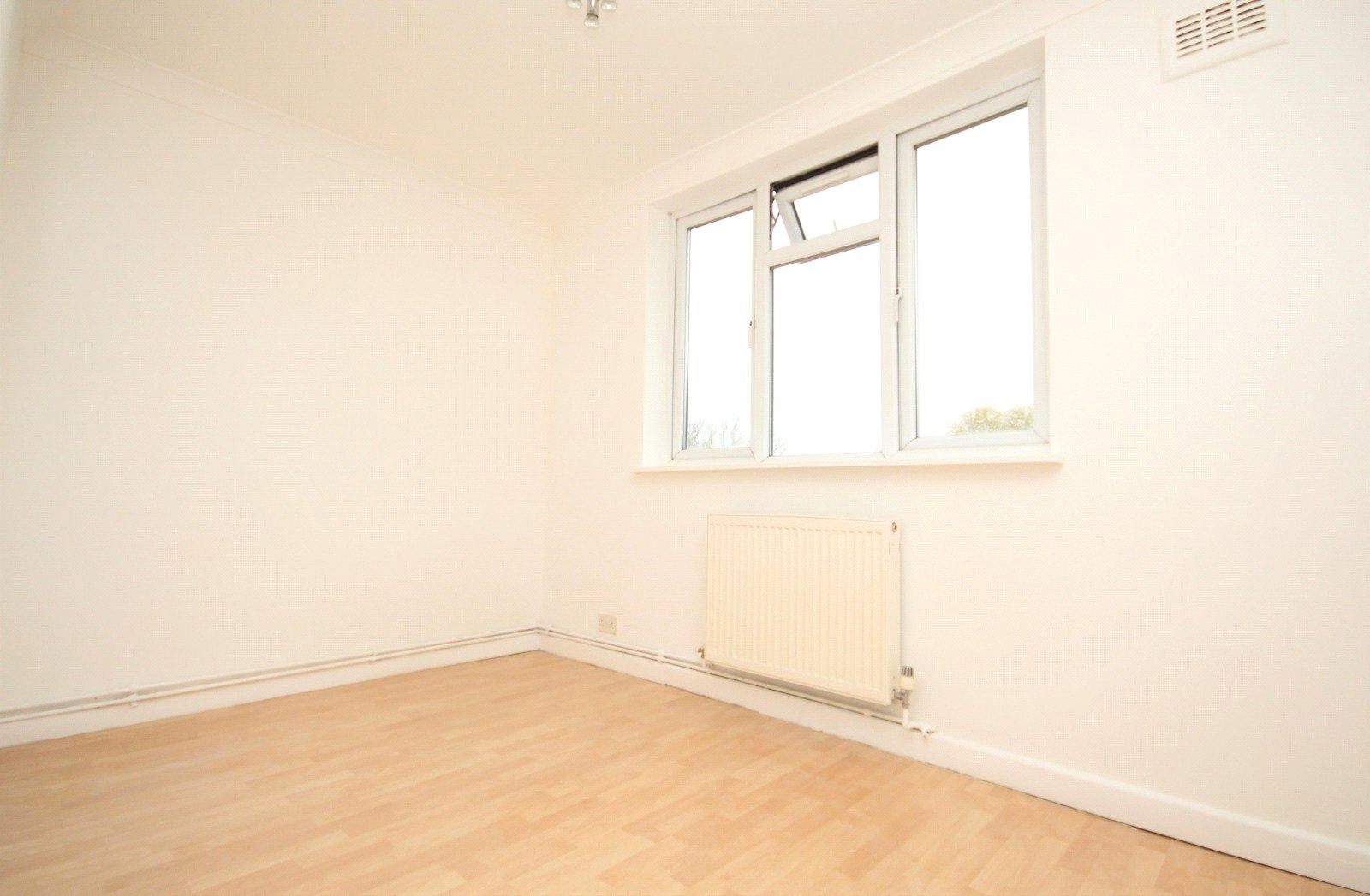 Flat Western Avenue in Greater London