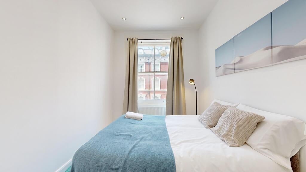 Flat Hogarth Road in Greater London