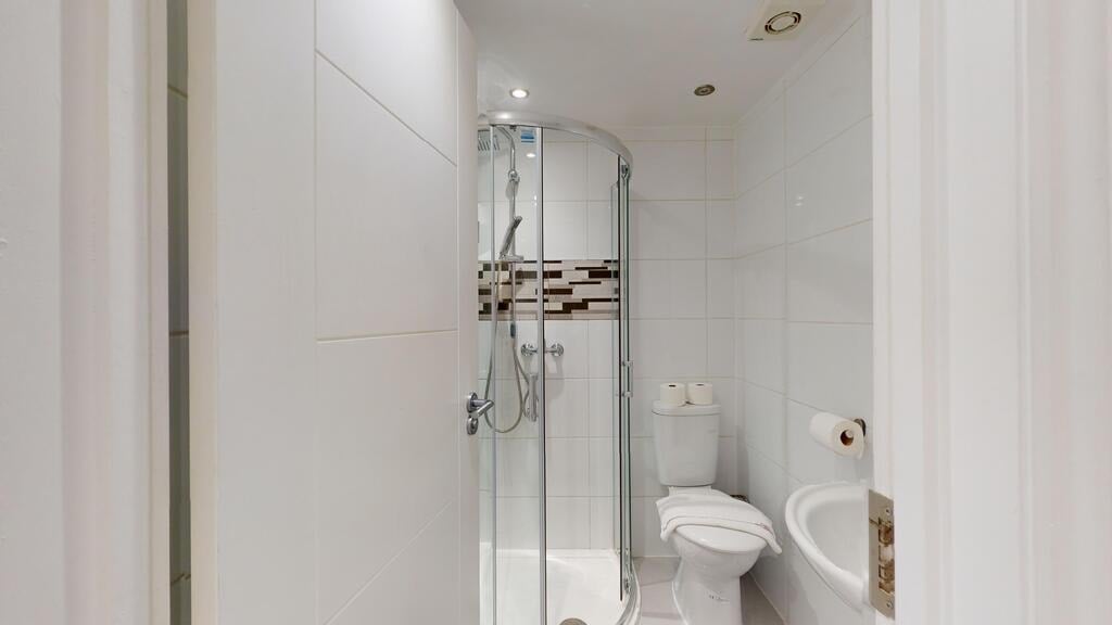 Flat Hogarth Road in Greater London