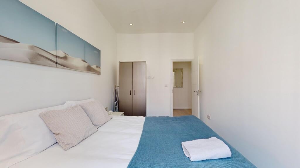 Flat Hogarth Road in Greater London