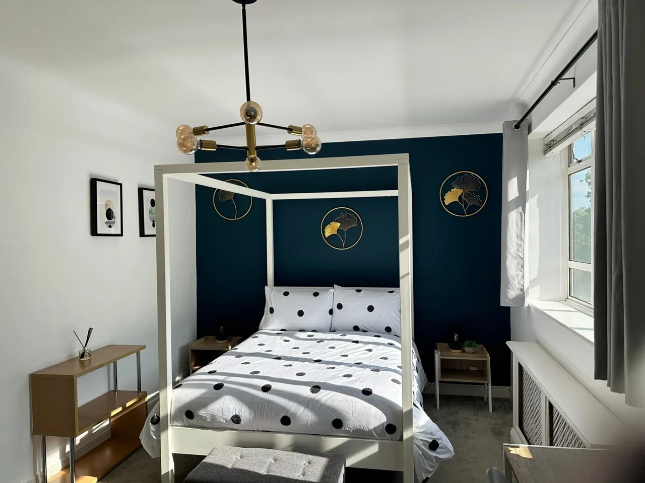 Room Churchill Gardens Road in City of Westminster