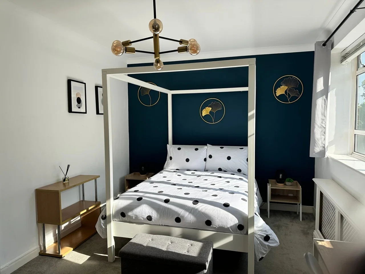 Room Churchill Gardens Road in City of Westminster