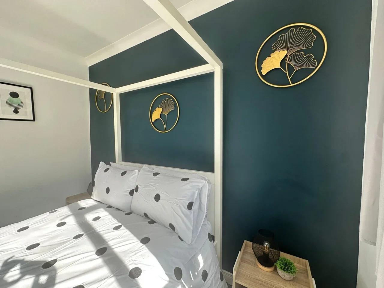 Room Churchill Gardens Road in City of Westminster