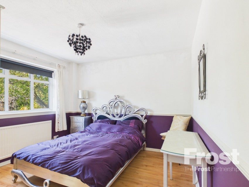 Room Queens Road in Greater London