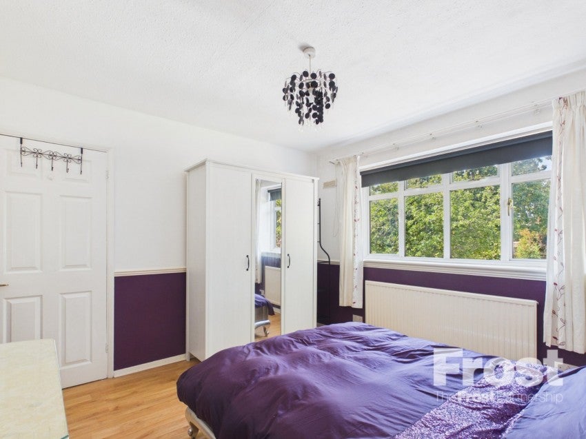 Room Queens Road in Greater London