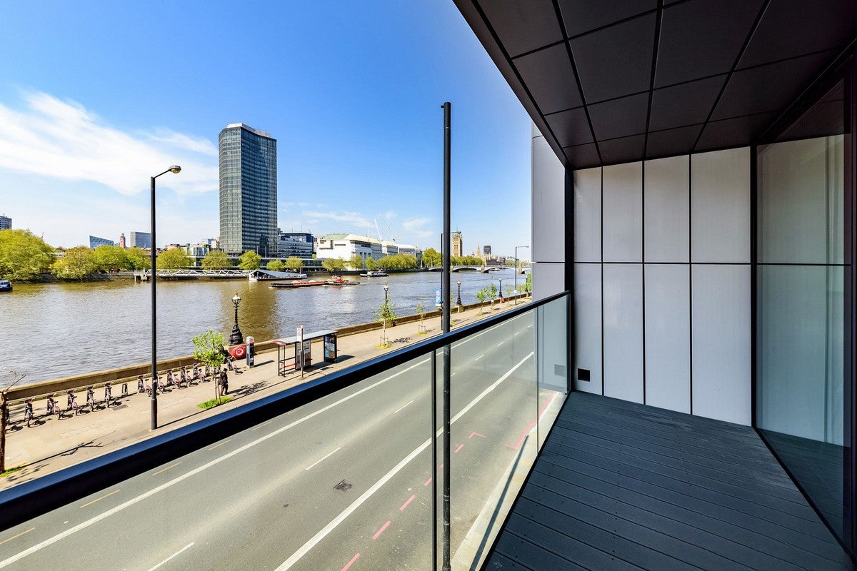 Flat Albert Embankment in Greater London