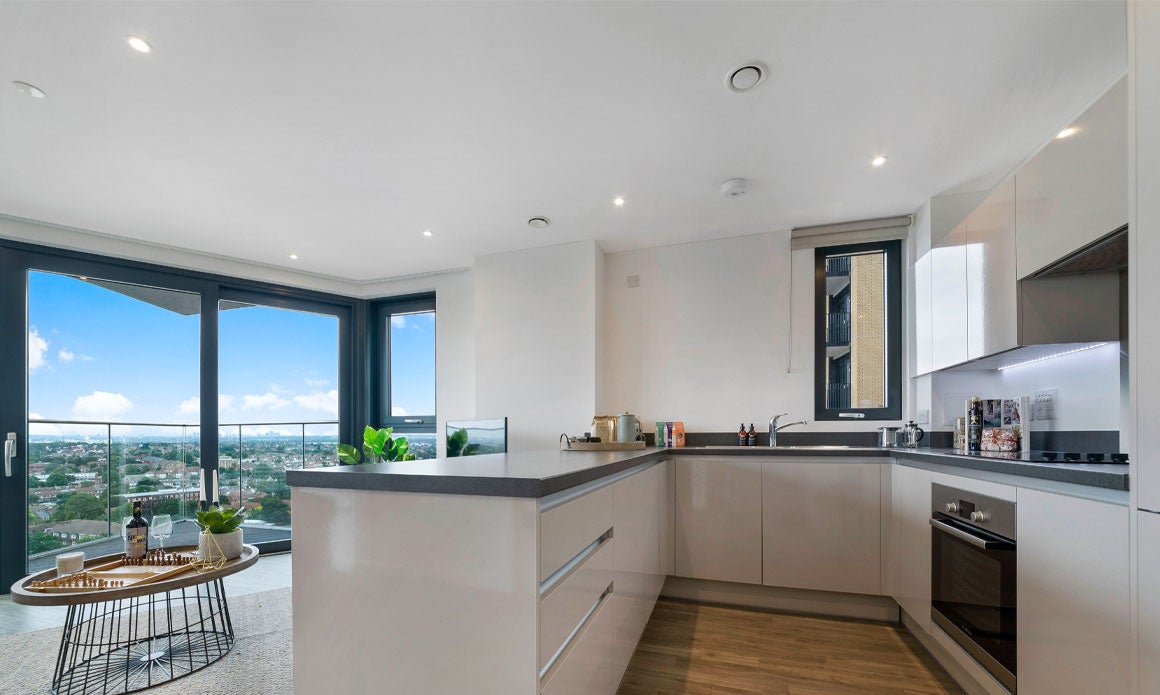 Flat Sutton Court Road in Greater London