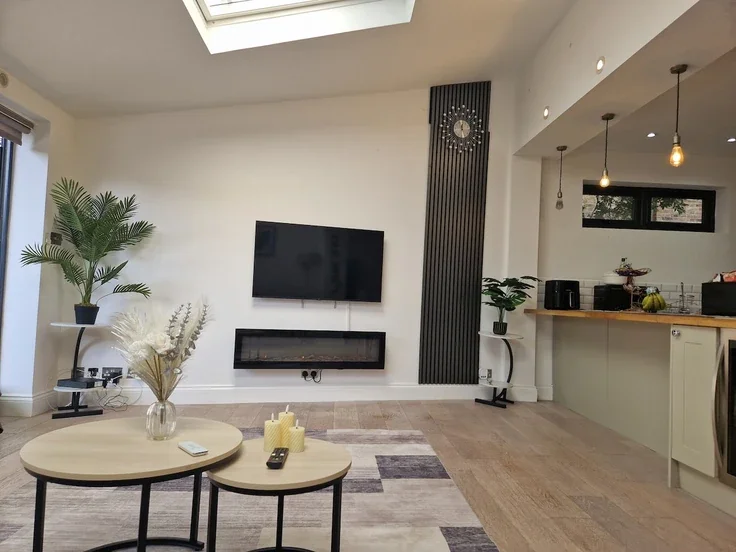 Flat Aldbourne Road in Greater London
