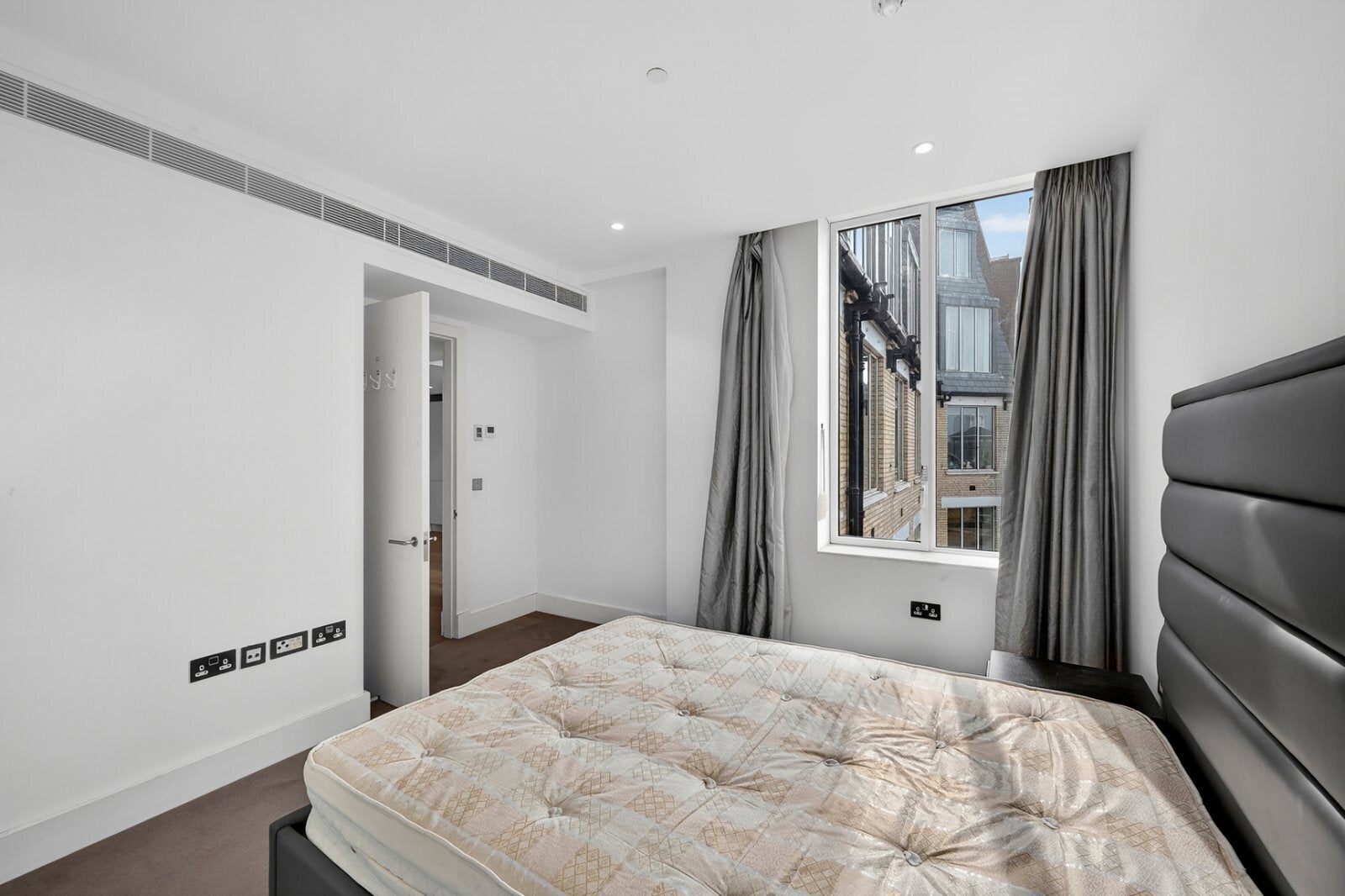 Flat Kingsway in City of Westminster