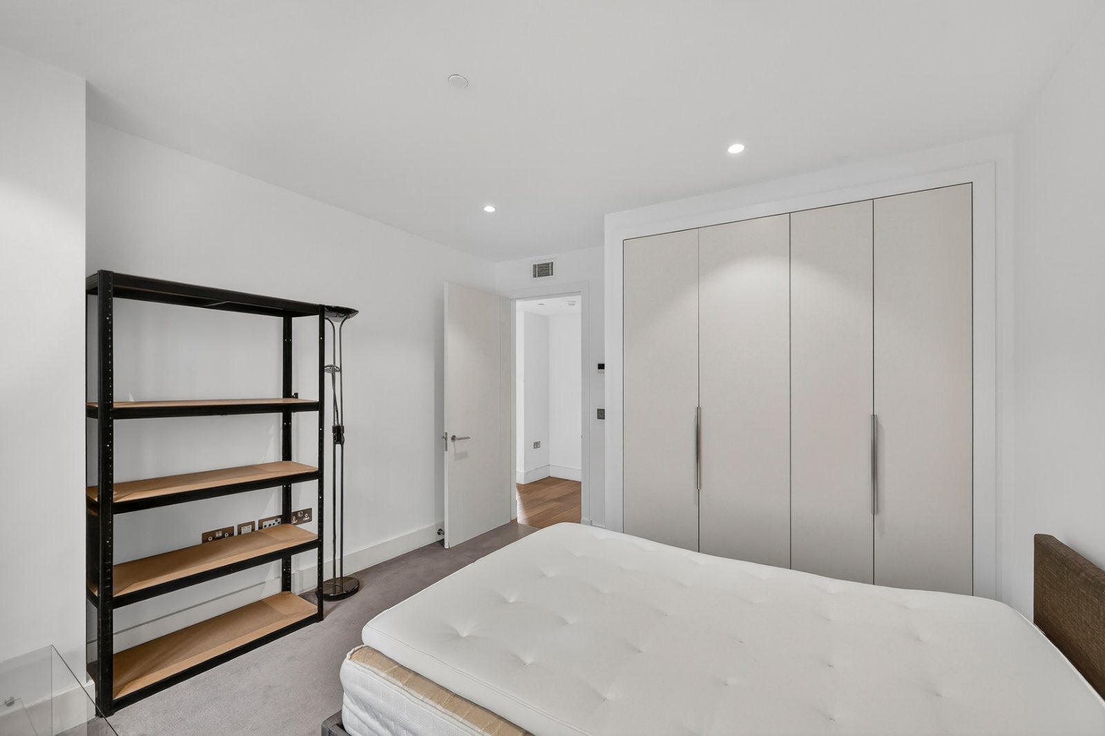 Flat Kingsway in City of Westminster