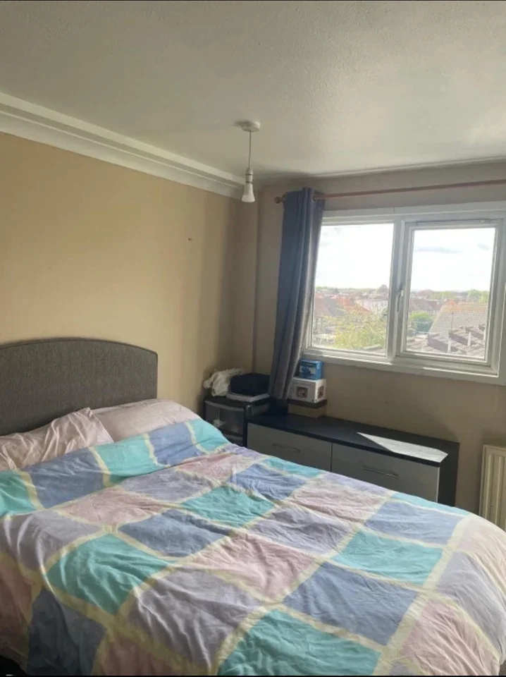 Room Norman Crescent in Greater London