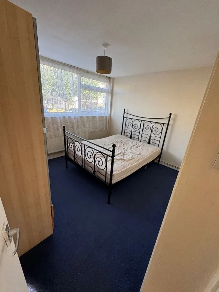 Flat Grant Road in Greater London