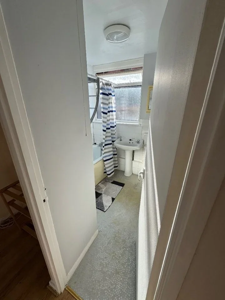 Flat Grant Road in Greater London