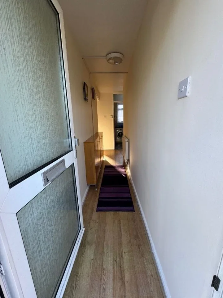 Flat Grant Road in Greater London