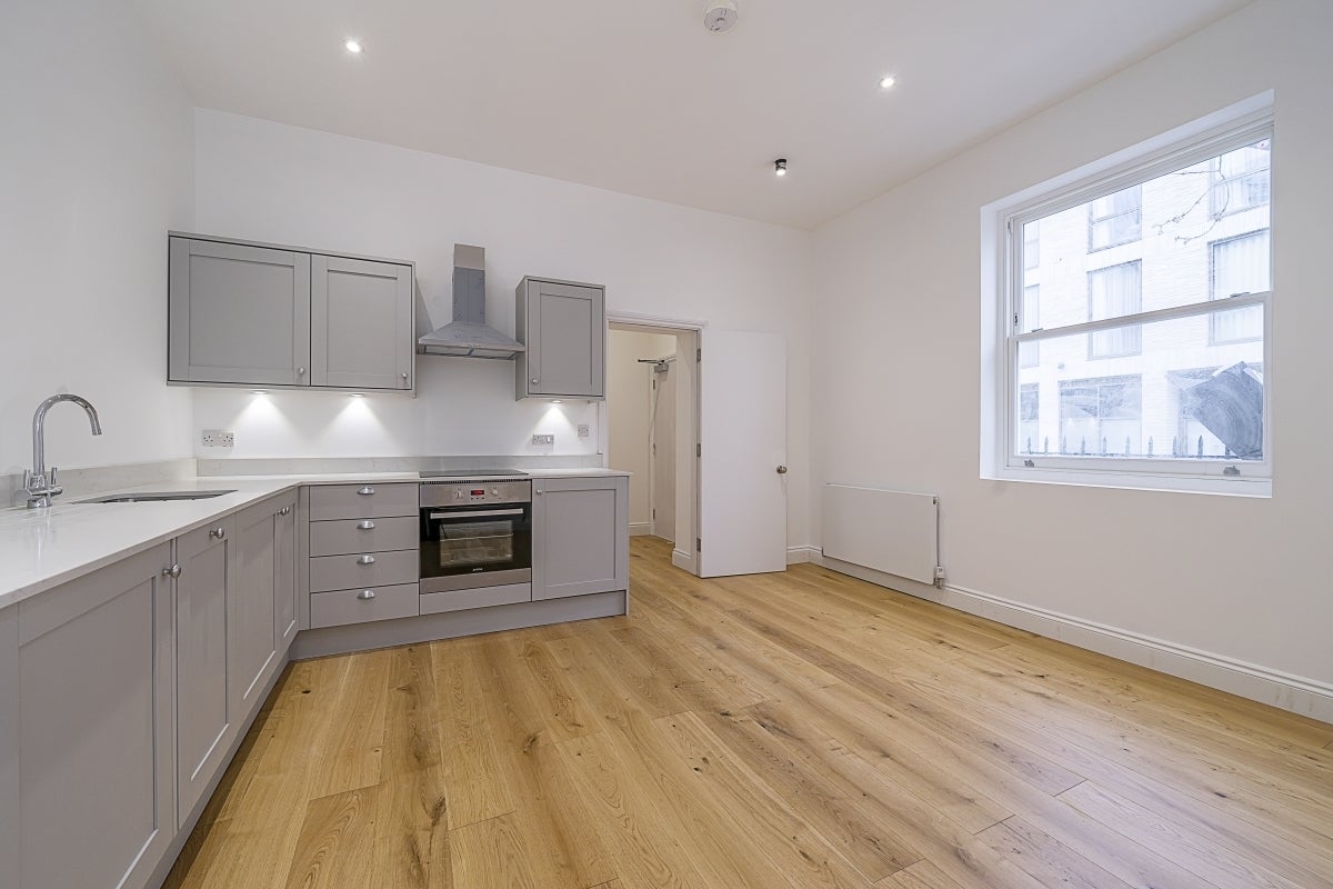 Flat Russell Gardens in Greater London