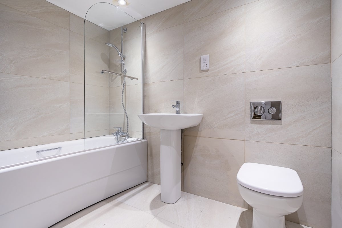 Flat Russell Gardens in Greater London