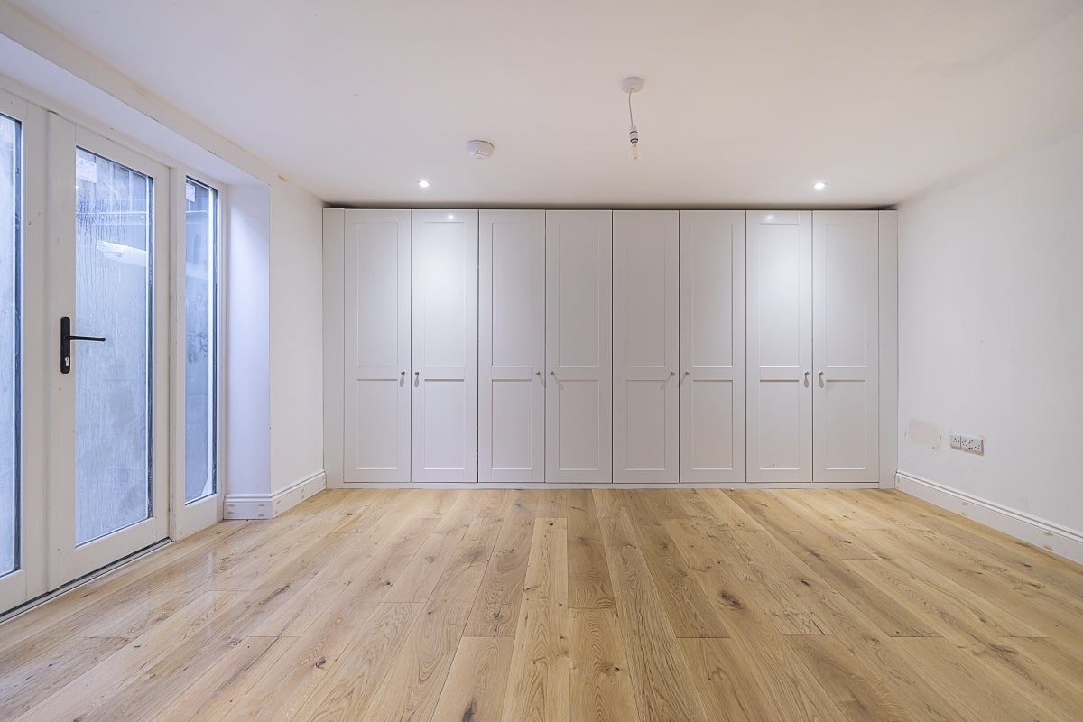 Flat Russell Gardens in Greater London