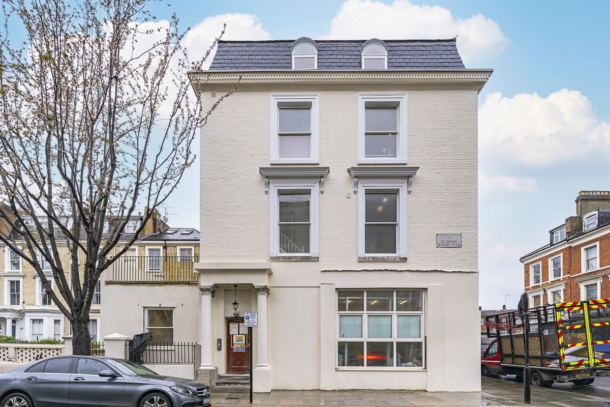 Flat Russell Gardens in Greater London