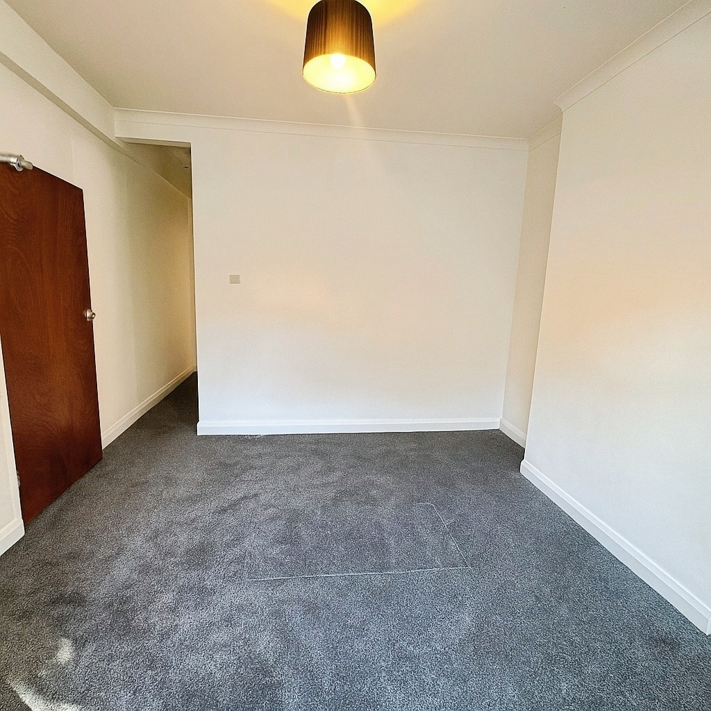 Flat Albany Avenue in Southend-on-Sea