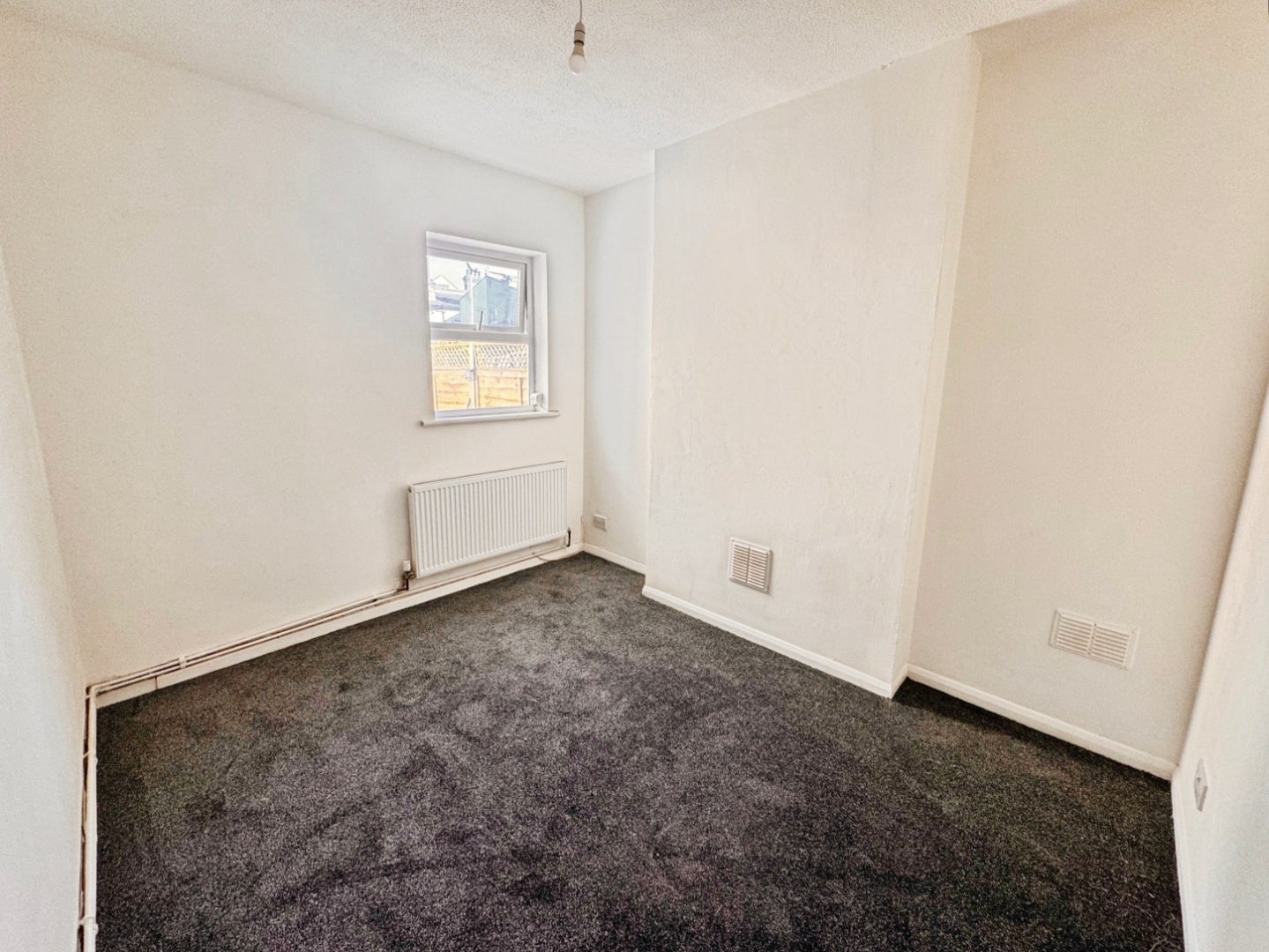 Flat Albany Avenue in Southend-on-Sea