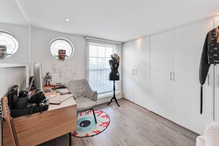 Room Balls Pond Road in Greater London