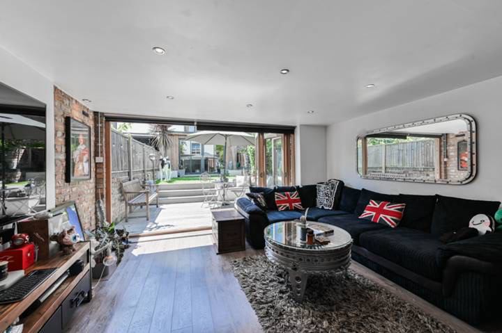 Room Balls Pond Road in Greater London